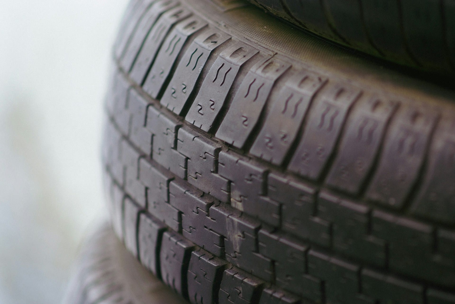 Quels sont les avantages de l’achat de pneus en ligne par rapport à l’achat en magasin ?